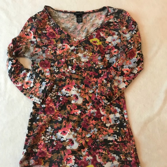 Floral tight fitting top - Picture 5 of 7